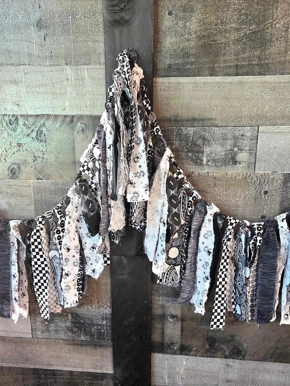 Black & White Garland Approx 78"